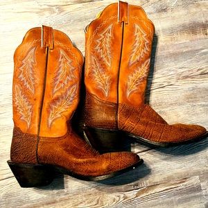 Tony Lama tan cowboy boots in size 10.5.